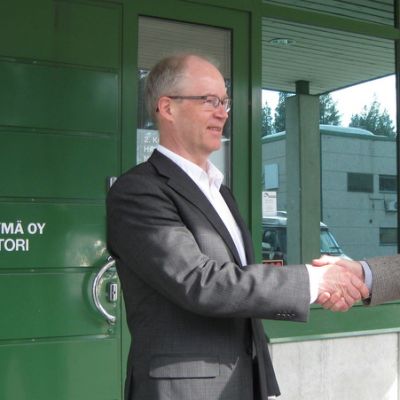 Toimitusjohtajat Hannu Vakkari ja Ilpo Lukkarinen kättelevät KM-yhtymän ovella.