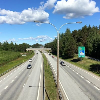 Autoja valtatiellä.