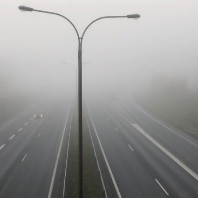 Auto sumuisella tiellä.