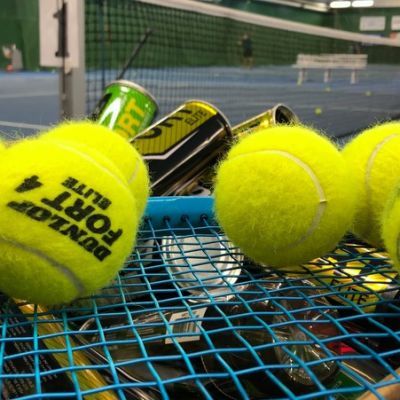 Tennispalloja mailan päällä.