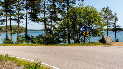 En kurvig väg på Emsalö.