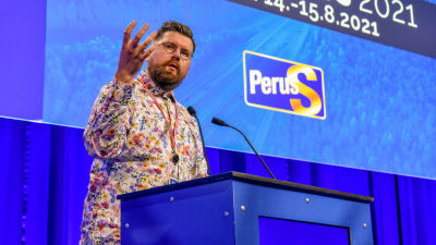 Sebastian Tynkkynen står och talar på Sannfinländarnas årsmöte 2021.