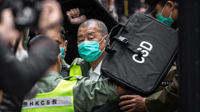 Mediemagnaten Jimmy Lai förs in till domstol i Hongkong. 