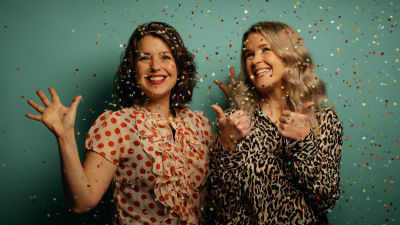 Eva Frantz och Hannah Norrena i konfettiregn.