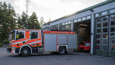 En brandbil kör ut från en brandstation.