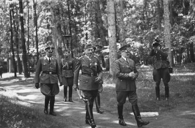 4.6.1942, adolf hitler och Carl Emil Gustav Mannerheim promenerar i en park