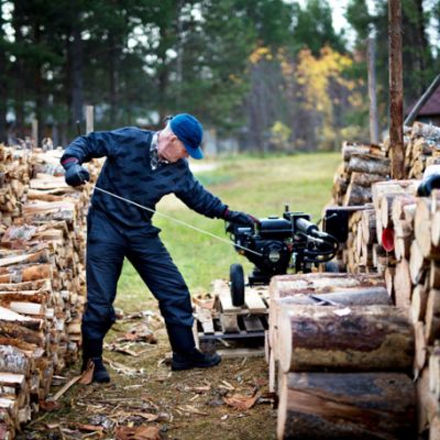 Antti J. Leinonen kuvasi leskimiehen yksinäistä taloudenpitoa.