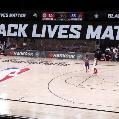 Black lives matter -plakaati NBA-areenalla