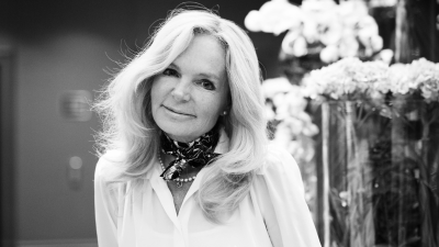 Författaren Lucinda Riley, svartvitt foto.
