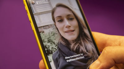 Bild på en hand som håller i en telefon som visar Sanna Marin på hennes Instagramkonto.