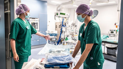 Två sjukskötare i en operationssal.