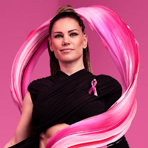 Eva Wahlström med rosa band