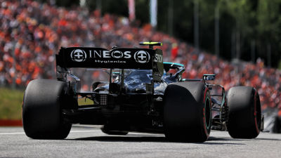 Valtteri Bottas kör på en formelbana.