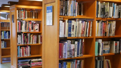 Bokhyllor vid Rikhardsgatans bibliotek.