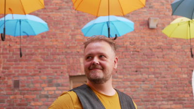 Bibliotekarie Tobias Larsson vid Richardsgatans bibliotek i Helsingfors.