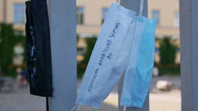 Munskydd upphängda vid Lappvikens i Helsingfors.