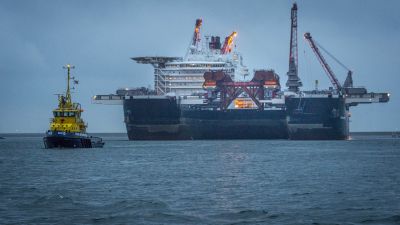 Sveitsiläisen Allseas-yhtiön laiva, Pioneering Spirit on ollut laskemassa kaasuputkea Itämerellä.