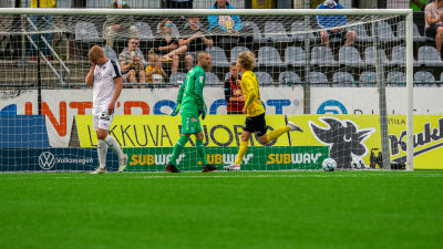 Urho Nissilä firar mål mot Honka.