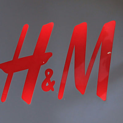 Ett kollage med Sydafrikas flagga, dem kontroversiella H&M-reklamen och H&M:s logo.