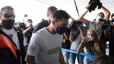 Lionel Messi på flygplatsen i Barcelona.