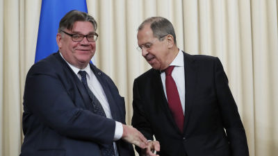 Rysslands utrikesminister Sergej Lavrov avfärdade anklagelserna då han träffade utrikesminister Timo Soini i Moskva