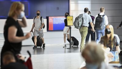 Lentomatkustajia lähtevien lentojen aulassa Helsinki-Vantaan lentokentällä 6. heinäkuuta