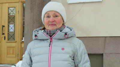 Portättbild på Anja Qvarnström, calfunktionär i Raseborg. Hon står vinterklädd utanför Raseborgs stadshus. Vinter och snö.