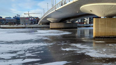 Vatten som förvandlas till is under bron