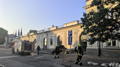 Palomiehiä taidemuseon edessä.