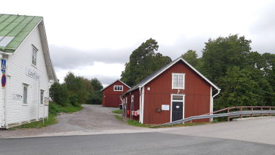 Laserhuset och röda bodar i Åliden i Ingå kyrkby.