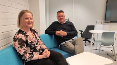 Två personer sitter på en soffa.