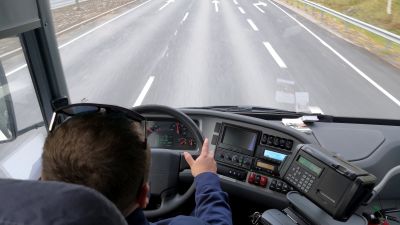 Landsvägsvy från bussfönster.