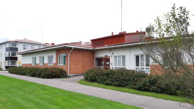 En byggnad i tegel som är Ingå hälsocentral.