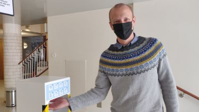En man tar åt sig handdesinfektionsmedel