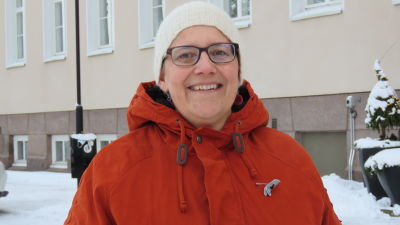 Porträttbild på Johanna Söderlund, kanslisekreterare på Raseborgs stad och centralvalnämndens ordförande. Hon står klädd i vinterkläder utanför Raseborgs stadshus. Vinter och snö.