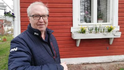 Akavas ordförande Sture Fjäder distansjobbar från sitt hus i hemstaden Hangö.