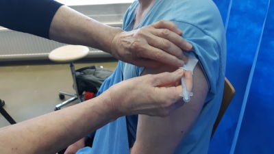 Vaccinering i överarmen. 