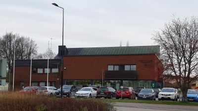 En röd tegelbyggnad i Ingå där det finns bibliotek och kommunhus.