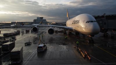 Lufthansas flygplan på flygfält