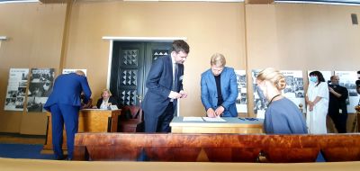 Den estniska parlamentarikern Jaanus Karilaid registrerar sig för att få sin valsedel i presidentvalet i Estland.