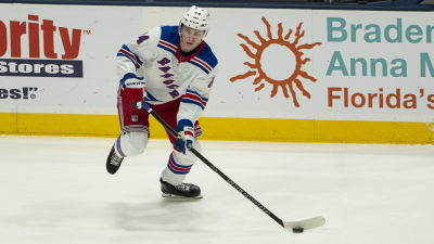 Kaapo Kakko med pucken.
