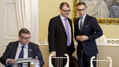 Timo Soini, Juha Sipilä och Alexander Stubb i samband med regeringsförhandlingara på Smolna