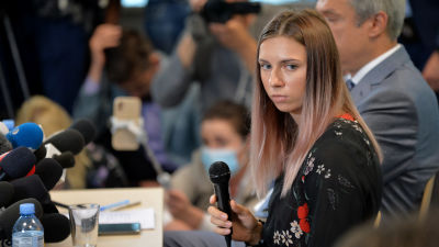 Kristina Tsimanovskaja under en presskonferens i Warszawa.