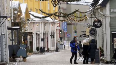 En snöig gata i gamla stan i Borgå.