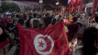 Människor firade på gatorna i Tunis efter beskedet från president Saied.