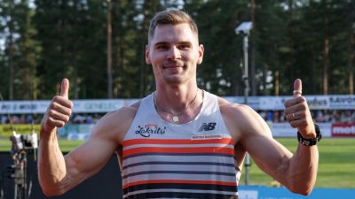 Elmo Lakka med tummarna i vädret.