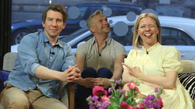 Skådespelaren Aku Hirviniemi sitter med sin sambo programledaren Sonja Kailassaari och hennes kollega Janne Grönroos i Efter Nios studio.