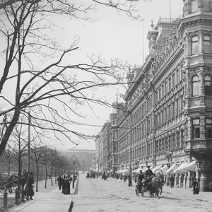 Fasader på Norra Esplanadgatan i svartvit bild.