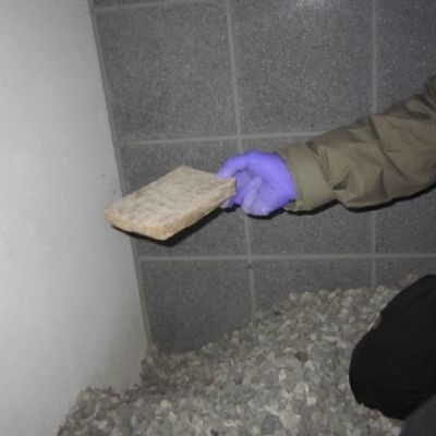 Huumekätkö Lahdessa, henkilön kädessä amfetamiinia
