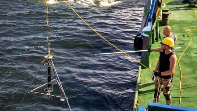 Den här bilden från den 12 juli visar ekolod som sänks ner till M/S Estonias vrak Under den pågående undersökningen används ekolod och sonarmetoder för att undersöka vraket och bottenförhållandena.